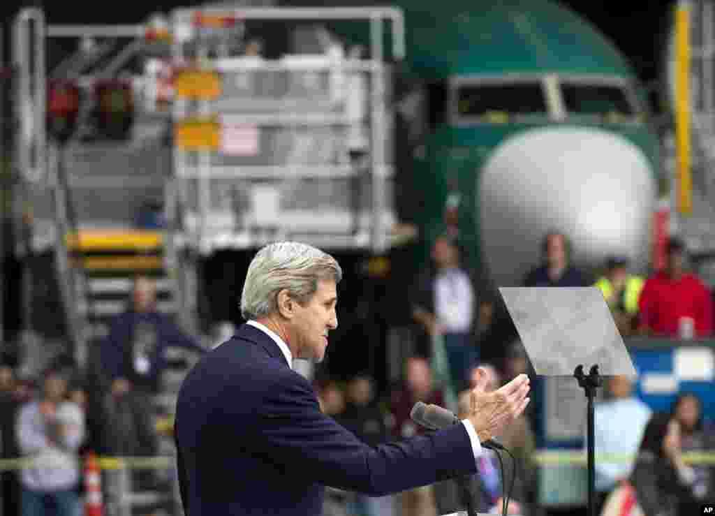 جان کری در یکی کارخانه های تولید بوئینگ