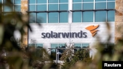Logo SolarWinds di luar kantor pusatnya di Austin, Texas, 18 Desember 2020. 