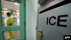 资料照片：一名被拘留的移民站在加州橙郡一处羁押设施内的美国移民及海关执法局的投诉箱附近。(2017年3月14日)