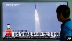 韩国电视播出的朝鲜发射一枚火箭的画面（2016年5月31日）