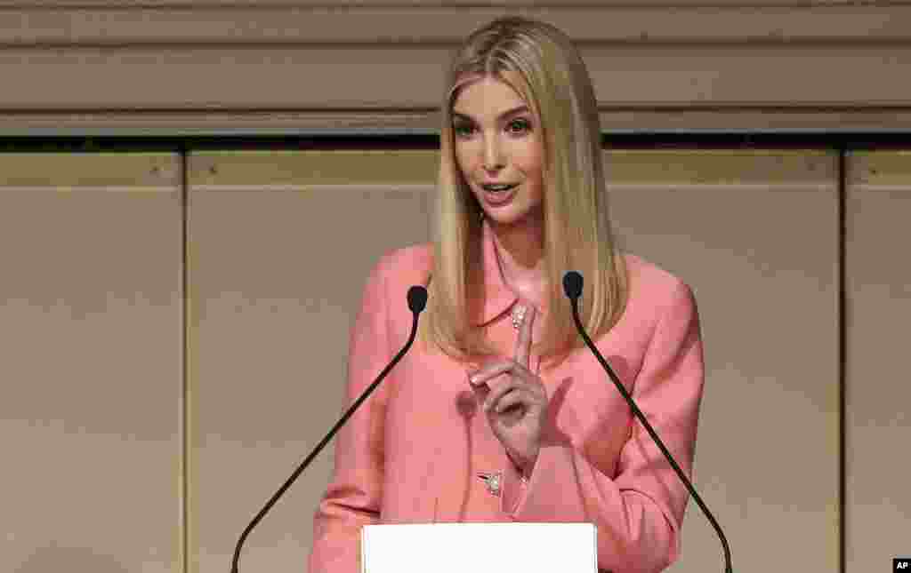 白宫顾问、川普总统的女儿伊万卡&middot;川普在东京举行的世界妇女大会上讲话（2017年11月3日）。 这是日本领导人&ldquo;创建一个让女性发光社会&rdquo;努力的组成部分。 伊万卡表示，女性应当能够在不牺牲她们平衡工作和家庭需求的情况下，参与传统上由男性占据主导地位的经济部门，比如工程和计算机科学。 她 敦促各国扭转在科技、工程和数学领域工作的女性人数下降的趋势。