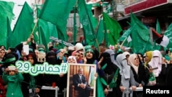 Des partisans du Hamas palestiniens crient des slogans lors d'un rassemblement marquant le 29e anniversaire de la fondation de leur mouvement, dans la ville de Gaza, le 14 décembre 2016