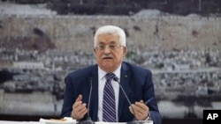 Presiden Palestina Mahmoud Abbas berbicara dalam sebuah pertemuan kepemimpinan di Ramallah (1/4). (AP/Majdi Mohammed)
