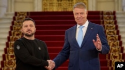 Президент України Володимир Зеленський та президент Румунії Клаус Йоганніс, Бухарест, 10 жовтня 2023. AP Photo/Andreea Alexandru