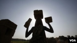 Seorang perempuan etnis Bru bekerja di sebuah pabrik batu bata di pinggiran Agartala, ibukota provinsi Tripura, India.