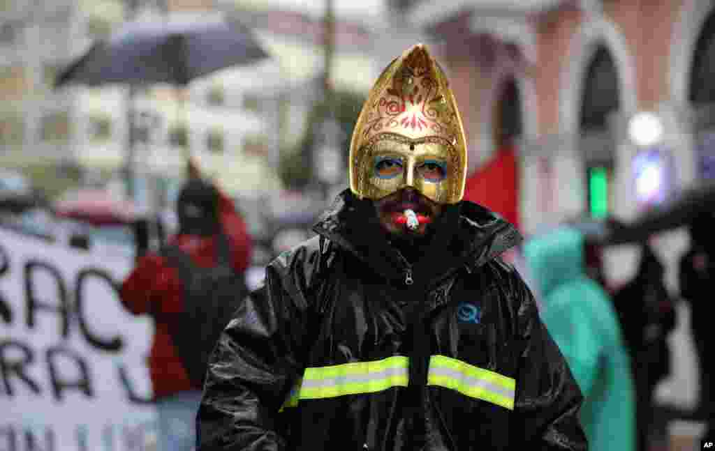 에쿠아도르 수도 키토에서 정부의 경제정책 실패와 실업률 증가, 국제통화기금(IMF)과의 협정 체결에 항의하는 시위가 열렸다. 