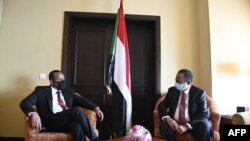 ፎቶ ፋይል፦ የኢትዮጵያ ጠቅላይ ሚኒስትር ዶ/ር አብይ አህመድ ከሱዳን አቻቸው አብደላ ሀምዶክ ጋር ጅቡቲ ውስጥ ታህሳስ 20 ቀን 2020፣ በ38 ኛው የኢጋድ የመሪዎች ጉባኤ ላይ በጎን ለብቻቸው ተገናኝተው ነበር፡፡