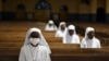 Des religieuses assistent à la messe de la dernière Cène dans une cathédrale presque vide pendant la pandémie de coronavirus (COVID-19), à Ouagadougou, Burkina Faso, le 9 avril 2020. Photo prise le 9 avril 2020. REUTERS / Anne Mimault 