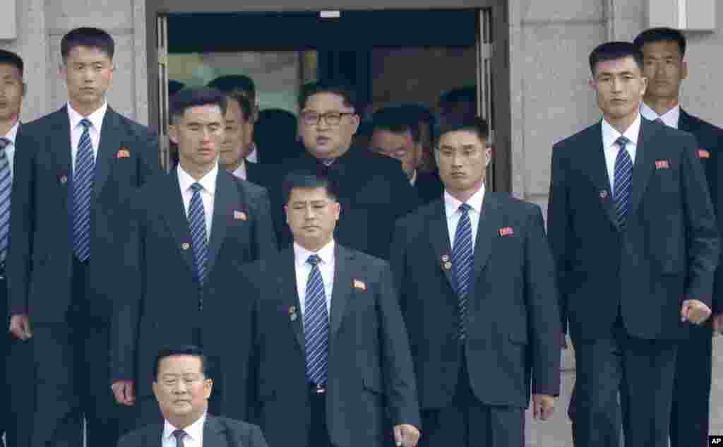 &nbsp;Kim Jong Un entouré de ses gardes du corps à son arrivée pour la réunion avec le président sud-coréen Moon Jae-in dans la zone démilitarisée de Panmunjom, le 27 avril 2018.