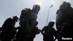 پلیس ضد شورش مصر در مقابل ساختمان محل محاکمه حسنی مبارک 