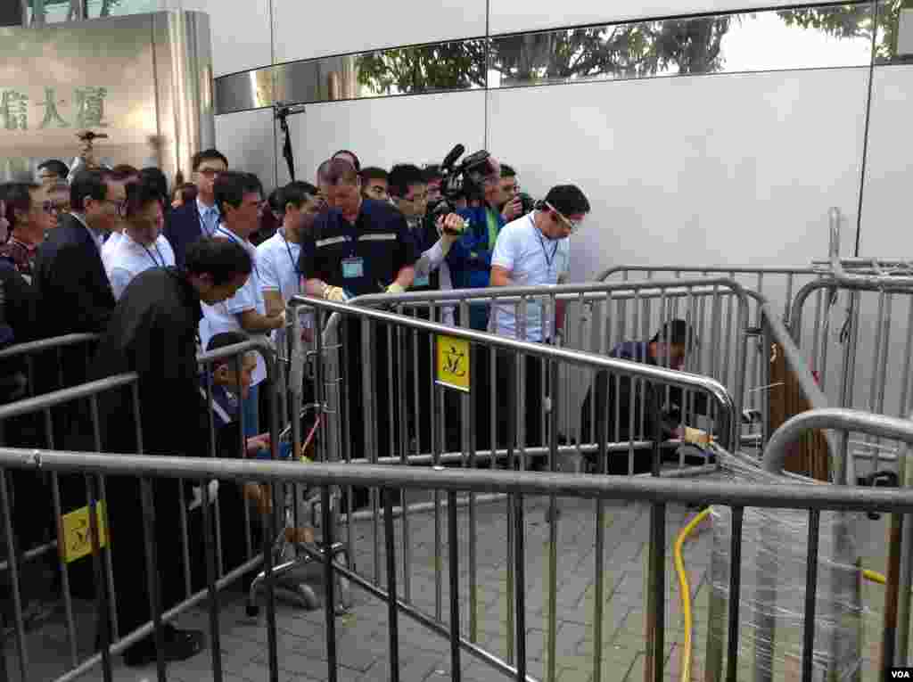 高等法院执达主任在金钟中信大厦展开清理障碍物行动（美国之音海彦拍摄）