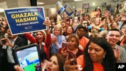 Wafuasi wa chama cha Democratic wakiunga mkono chama chao Richmond, Va., Tuesday, Nov. 5, 2019. 