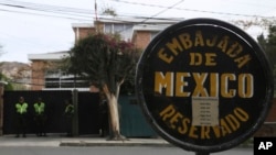 Polisi berjaga di Kedutaan Besar Meksiko di La Paz, Bolivia, 26 Desember 2019.