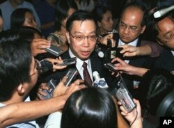 中国卫生部副部长黄洁夫在“东盟加三”卫生部长会议后接受记者采访(2003年4月26日)