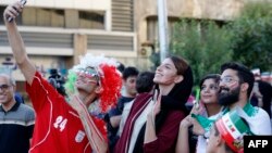 تعدادی از ایرانی ها، قبل از تماشای رقابت ایران با مراکش در سینمای آزادی شهر تهران