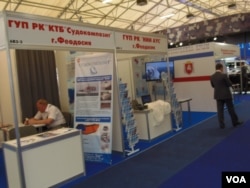 夏季举行的莫斯科武器展上，几家克里米亚军工企业的展台 (美国之音白桦)