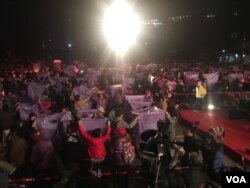 台湾新北市一年一度的平溪天灯节在元宵节举办了压轴场次。参加天灯施放的民众正在等待放灯号令（2016年2月22日，美国之音萧洵拍摄）