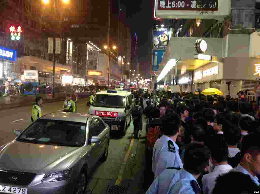 上千港人连续第四晚在旺角聚集争真普选(美国之音海彦拍摄)