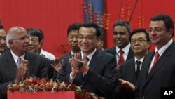 PM China Li Keqiang (tengah) memberikan keterangan kepada media saat berkunjung di kantor Tata Consultancy Services, Mumbai, India (21/5). 