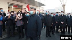 中国国家主席习近平视察北京安华里居民区的新冠病毒防控工作。（2020年2月10日）