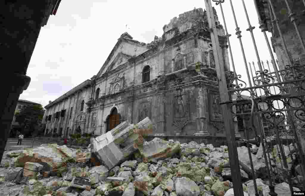 Gereja Basilica Minore of Sto Nino de Cebu hancur setelah gempa melanda kota Cebu (15/10).