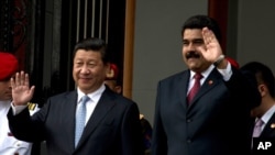 委内瑞拉总统马杜罗2014年7月20日在卡拉卡斯欢迎到访的中国国家主席习近平。