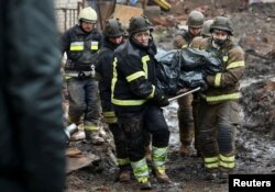 امدادگران جسد آیرینا اوسادچا، ۵۵ ساله، مدیر موزه را حمل می‌کنند - ۲۵ آوریل ۲۰۲۳