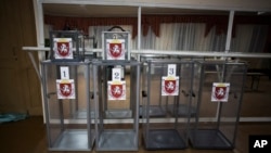 乌克兰克里米亚各投票站为星期天的公投做好了准备