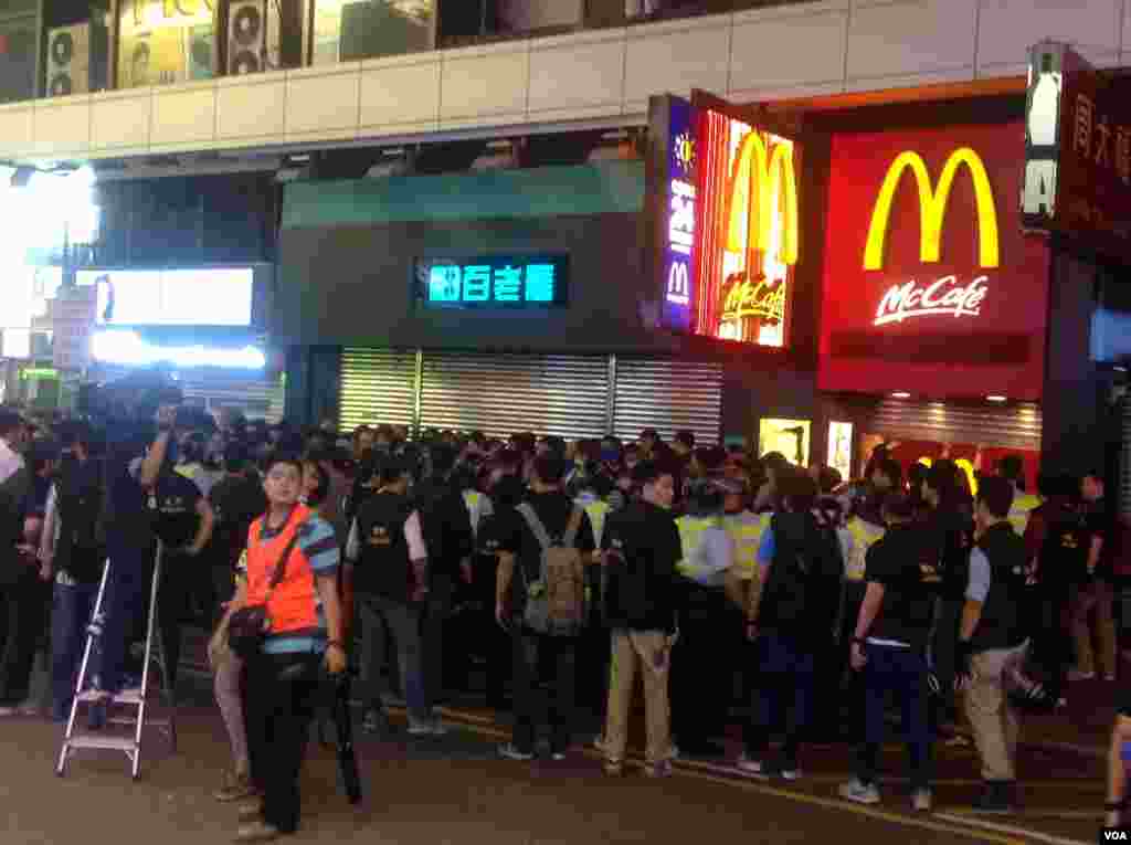 大批市民连续第二晚在旺角与警方“巷战” （美国之音海彦拍摄 ）