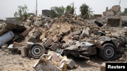 &#39;Yan uwan wadanda suka rasa rayukansu a hari ta sama da aka kai birnin Sana&#39;a a watan Yuli, sun ce ba su da halin sake gina gidajensu.