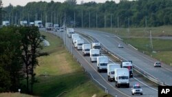 러시아에서 우크라이나로 향하는 구포물자 행렬이 12일 보로네츠 지역을 지나고 있다. 우크라이나는 러시아 차량이 자국에 들어가도록 허용하지 않을 것이라고 밝혔습니다.