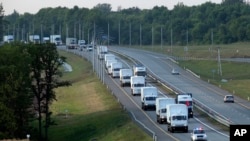 Konvoi bantuan Rusia terhambat di wilayah utara Rusia yang berbatasan dengan kota Luhanks, Ukraina timur (13/8).