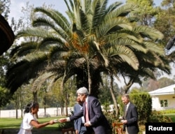 ጃን ኬሪ የዩናይትድ ስቴትስ የውጭ ጉዳይ ሚኒስትር ሳሉ ኢትዮጵያን በጎበኙበት ወቅት ቡና ሲጋበዙ