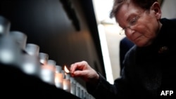 Preživela žrtva holokausta Džosijana Traum pali sveće na Dan sećanja na žrtve holokausta (arhivski snimak)