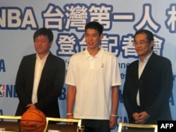 林书豪与管光中 (左)，NBA台湾分公司总经理,陈永正 (右)，NBA大中华区执行长