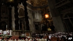 Fieles se reunieron en la Basílica de San Pedro, en el Vaticano, para la Vigilia Pascual, el sábado, 30 de marzo, de 2018.