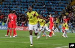 El colombiano Yerry Mina celebra después de anotar el primer gol de su equipo durante la ronda de 16 partidos entre Colombia e Inglaterra en la Copa Mundial de fútbol 2018 en el Estadio Spartak, en Moscú, Rusia, martes 3 de julio de 2018. (AP Photo / Ricardo Mazalan)