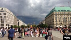 Berlin Brandenburq qapıları önündə meydan