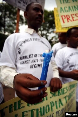 ኢትዮጲያውያን ጋዜጠኞች በናይሮቢ ኬንያ እአአ 2006 ጋዜጠኞች ነፃ እንዲወጡ ጥሪ እያቀረቡ /ፋይል ፎቶ/