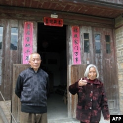 袁文才的儿媳(右)和袁文才的女婿周超瑜