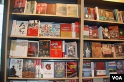 香港机场书店里的中国政治历史书，其中有不少在中国大陆是禁书