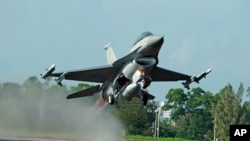 台湾汉光军事演习期间，美制F-16战斗机从公路上起飞（2015年12月16日）