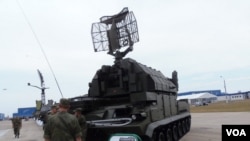 今年夏季莫斯科武器展上的道尔-M1防空导弹系统。（美国之音白桦拍摄）
