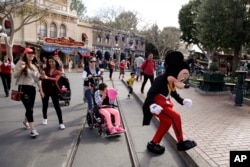 میکی ماوس، در هفتادمین سالگرد افتتاح «دیزنی‌لند» در «اناهایم» کالیفرنیا