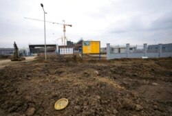 塞尔维亚兹雷尼亚宁一家中国汽车轮胎工厂的施工现场。（2021年11月18日）