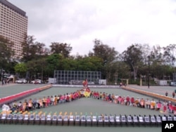 用椅子摆成的囚字图形