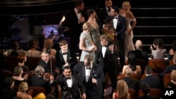 奥斯卡奖颁奖典礼上，电影《水形物语》主创人员上台领奖（2018年3月4日）