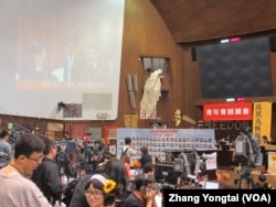 学生在议场内观看立法院会议现场直播(美国之音张永泰拍摄)