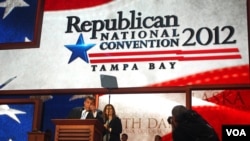 Guverne Nju Džerzija Kris Kristi na bini arene "Tampa bej tajms forum"