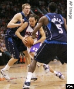 Point guard Phoenix Suns, Steve Nash, akan memimpin timnya menghadapi Portland Trail Blazers.